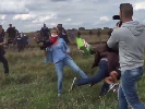 Проти телеоператорки угорського каналу, яка напала на біженця з дитиною, відкрили кримінальну справу