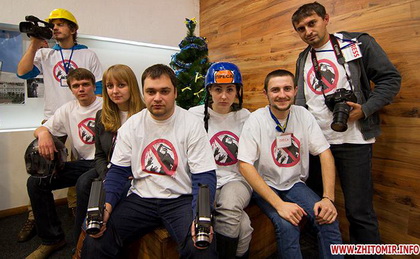 Житомирські журналісти влаштували на День міліції флеш-моб, протестуючи проти безкарності (ФОТО)