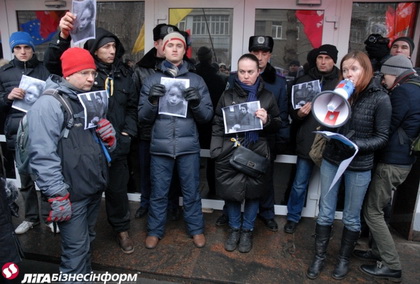 Після побиття журналістки Тетяни Чорновол активісти пікетують МВС і вимагають відставки Захарченка (+ФОТО)