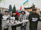 Журналісти у Рівному вийшли на акцію протесту проти побиття Чорновол з плакатами &laquo;Я наступний?&raquo;