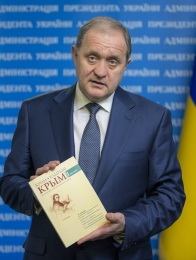 Могильов подарував Януковичу тримовний номер журналу «Крим» з творами Тараса Шевченка