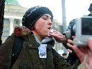 У Донецьку прихильники Партії регіонів облили журналістів фарбою та закидали їх яйцями (ВІДЕО)