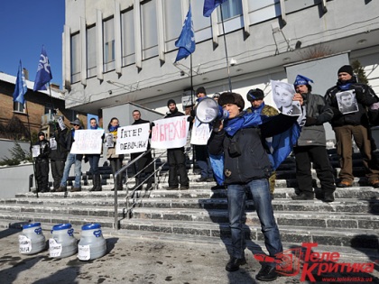 Активісти пікетували офіс новин каналу «Інтер» і принесли журналістам фекалії (ФОТО, ВІДЕО)