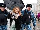 У Москві затримали 43 активістів з парасолями, що влаштували флешмоб на підтримку &laquo;Дождя&raquo; (ОНОВЛЕНО)