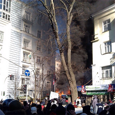 У центрі Києва почались сутички - постраждав журналіст, повідомляє 5 канал