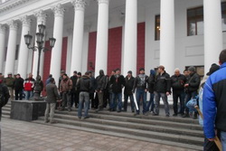 В Одесі під час бійки перед міськрадою антимайданівці напали на двох журналісток (ВІДЕО)