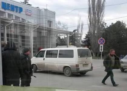 На Бабінець, Лаврова, Гнапа й ще кількох журналістів у Сімферополі напали військові (ВІДЕО)