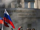 Під час мітингу біля СБУ в Луганську активіст вдарив по голові оператора місцевого каналу
