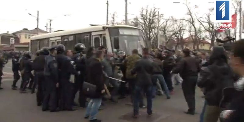 В Одесі проросійські активісти напали на знімальні групи двох телеканалів (ВІДЕО)