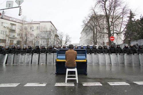 У фотоконкурсі Freedom House перемогла світлина фортепіано з Євромайдану