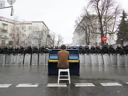 У фотоконкурсі Freedom House перемогла світлина фортепіано з Євромайдану