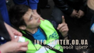 Міліціонер вистрілив у ногу журналісту під час подій біля Одеського СІЗО (ФОТО)