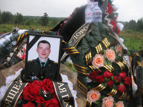 На російських журналістів, які розслідують смерть російських десантників, напали на кладовищі під Псковом