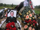 На російських журналістів, які розслідують смерть російських десантників, напали на кладовищі під Псковом