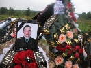 На російських журналістів, які розслідують смерть російських десантників, напали на кладовищі під Псковом