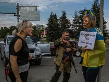 Журналісти добилися звільнення з полону терористів жінки, яку в Донецьку прив’язали до «ганебного стовпа»