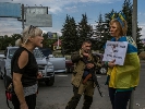 Журналісти добилися звільнення з полону терористів жінки, яку в Донецьку прив’язали до «ганебного стовпа»