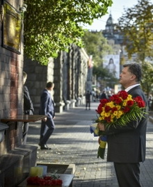 Петро Порошенко поклав квіти до пам’ятної Дошки загиблим журналістам (ОНОВЛЕНО)