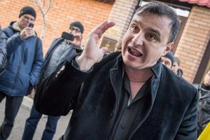 Звільнений з-під варти луганський депутат Арсен Клінчаєв  побив журналістку ТВі (ВІДЕО)