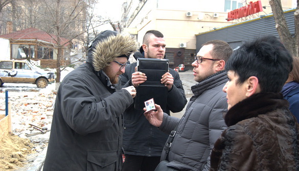 У Харкові напали на знімальну групу  – поліціянт не заважав нанесенню травми журналістці
