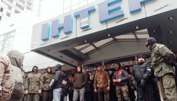 Офіс телеканалу «Інтер» блокували активісти «Азову» і вимагали звільнення керівництва (ОНОВЛЕНО, ВІДЕО)