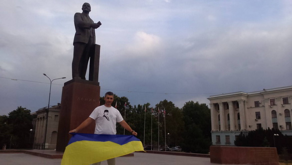 Кримчанину присудили штраф за фото у Facebook з українським прапором