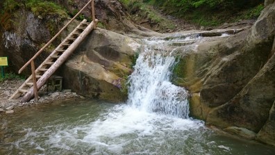 Конкурс: Серія статей про знищення Буковинських водоспадів «Ворота»