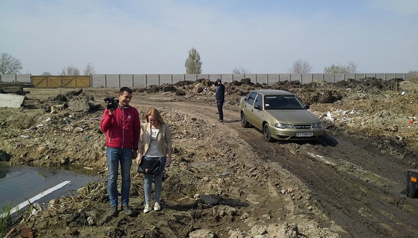 У Херсоні знімальну групу місцевого телеканалу заблокували на незаконному будівництві