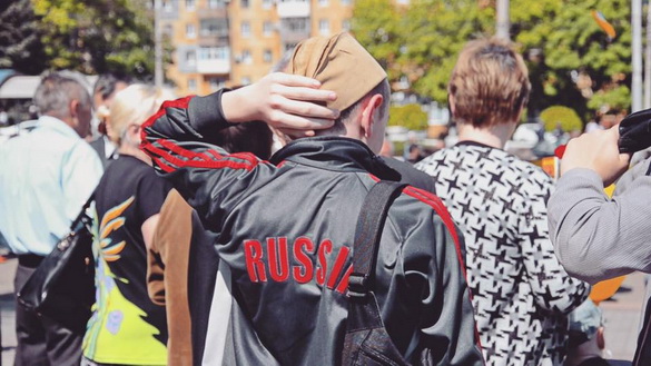 У Маріуполі на фрілансера напав молодик з російською символікою