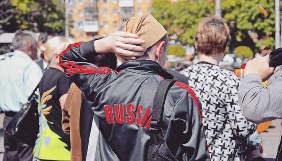 У Маріуполі на фрілансера напав молодик з російською символікою