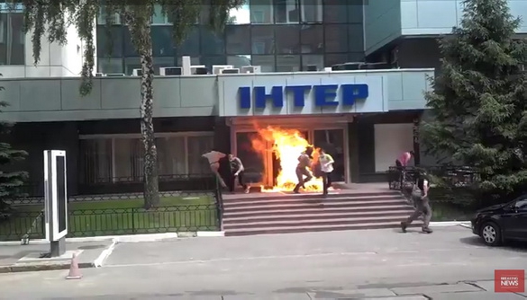 Невідомі підпалили вхід в офіс телеканалу «Інтер» (ВІДЕО)