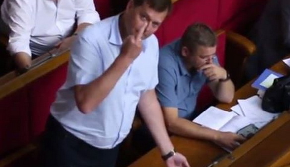 Ще один депутат «Опоблоку» вирішив принизити журналіста в залі парламенту (ВІДЕО)