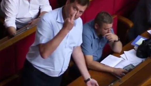 Ще один депутат &laquo;Опоблоку&raquo; вирішив принизити журналіста в залі парламенту (ВІДЕО)