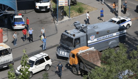 В Єревані відключали Facebook через збройне захоплення будівлі поліції