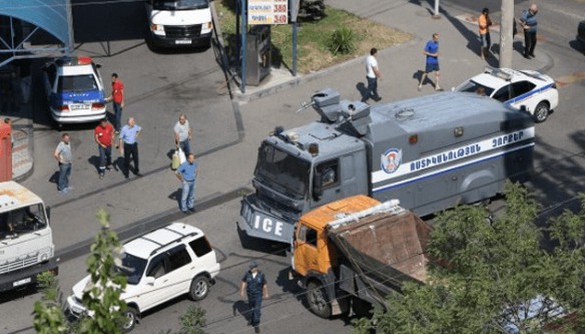 В Єревані відключали Facebook через збройне захоплення будівлі поліції