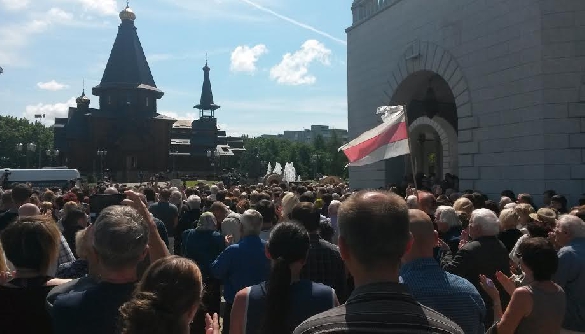 Минск: Павла Шеремета проводили в последний путь аплодисментами и возгласами «Жыве Беларусь»