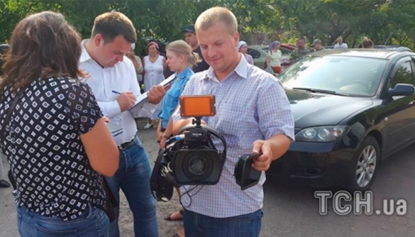 Учасник хресного ходу розбив камеру журналістам ТСН