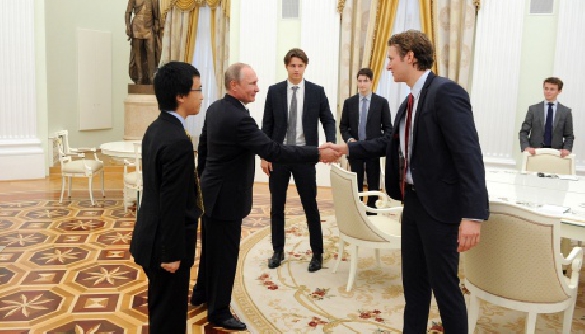 У Росії на прохання Кремля інформагентства видалили знімки зустрічі Путіна і британських студентів