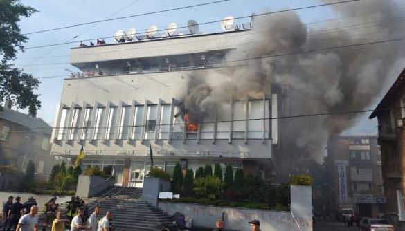 Будівлю компанії НІС, яка виготовляє новини для «Інтера», підпалили зсередини – МВС (коментар Шевченка)