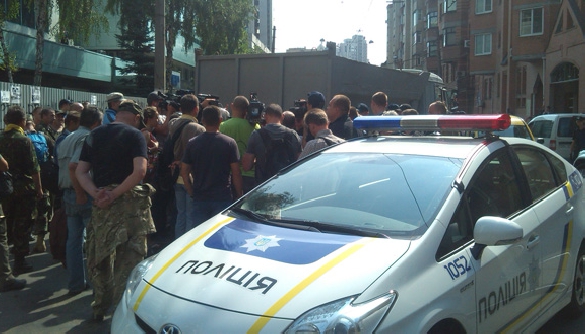 Під &laquo;Інтером&raquo; протестувальники намагались звести барикаду з піску та мають намір блокувати Нацраду (ОНОВЛЕНО)