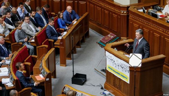 «Паркетний» Порошенко та «жовтий» Лещенко: як новини центральних телеканалів відкрили політичний сезон