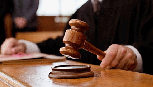 У Полтаві суддя заборонив знімати в суді адвоката, яка погрожувала поголити журналістку