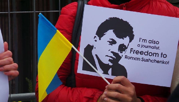 Журналісти пікетують посольство Росії та вимагають звільнення Сущенка