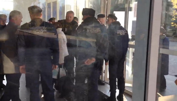 У Кривому Розі «Муніципальна гвардія» перешкоджала журналістам потрапити на сесію міськради