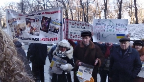 Журналісти «Кримської світлиці»,«Українського театру» та «Пам'яток України» під Кабміном вимагають зберегти видання (ДОПОВНЕНО)