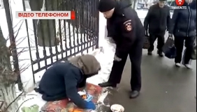 У Вінниці на журналістку під час зйомки напала псевдо-жебрачка (ВІДЕО)