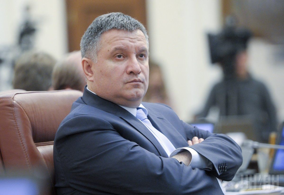 МВС оплатило судове стягнення «Українським новинам», але не повідомило, кому Аваков дарував зброю