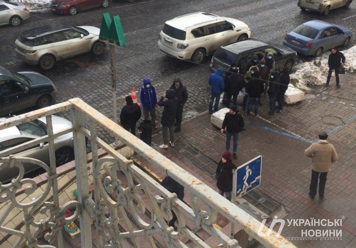 Невідомі накинулися на Володимира В’ятровича перед офісом «Укрінформу»