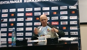 У Білорусі спортивний журналіст з'їв свою газету, виконавши обіцянку