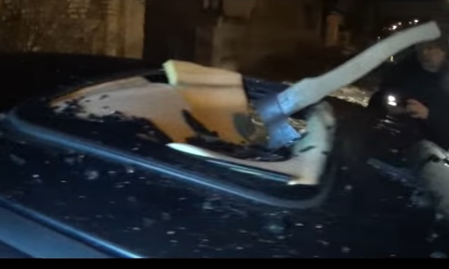У Нікополі журналісту сокирою розбили авто
